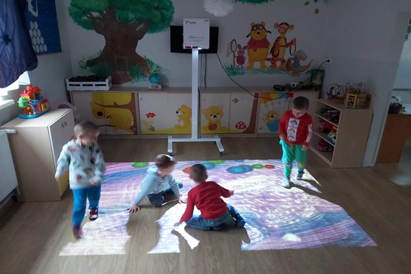 Dzieci bawiące się na podłodze interaktywnej